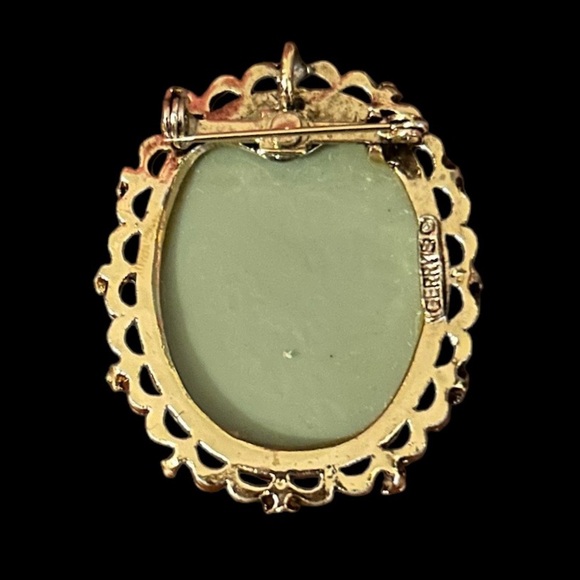 Vintage Signed Gerry’s Jewelry Mint Green and Gold Tone Cameo Pendant Brooch - Picture 2 of 6